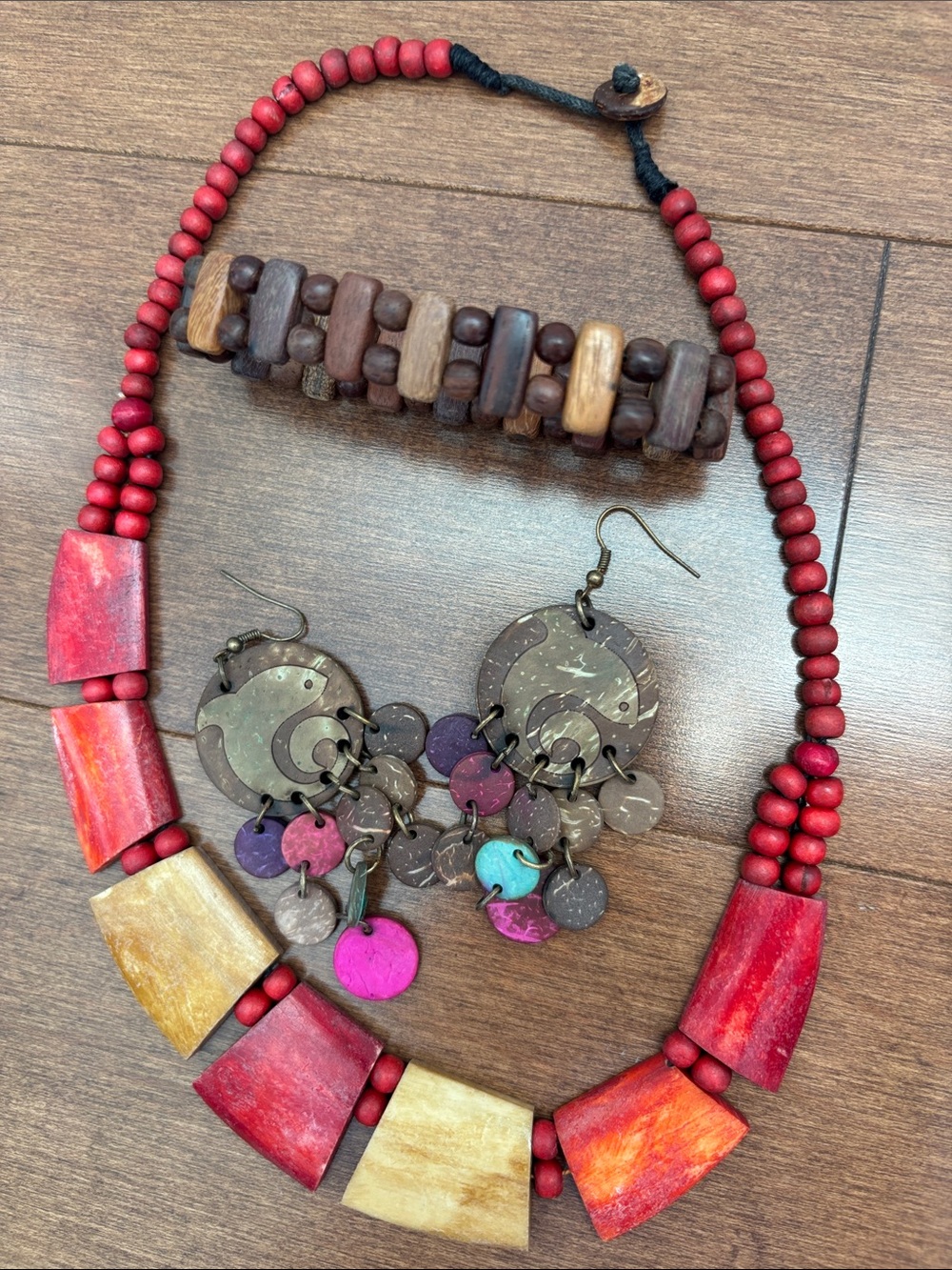 Wood/resin jewellery lot.